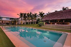 Magnificent 5BR Modern Tropical Villa With Pool