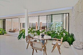 Magnificent 5BR Modern Tropical Villa With Pool
