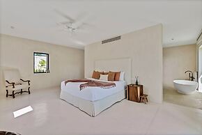 Magnificent 5BR Modern Tropical Villa With Pool