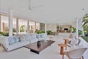 Magnificent 5BR Modern Tropical Villa With Pool