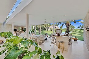 Magnificent 5BR Modern Tropical Villa With Pool