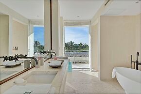 Magnificent 5BR Modern Tropical Villa With Pool