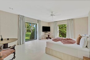 Magnificent 5BR Modern Tropical Villa With Pool