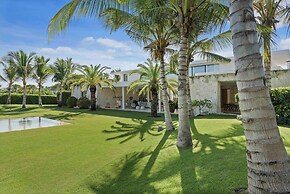 Magnificent 5BR Modern Tropical Villa With Pool