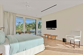 Magnificent 5BR Modern Tropical Villa With Pool