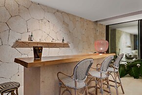 Magnificent 5BR Modern Tropical Villa With Pool