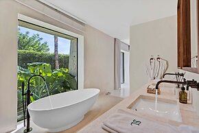 Magnificent 5BR Modern Tropical Villa With Pool