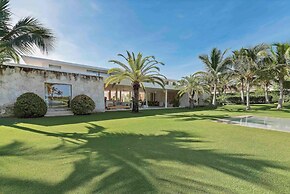 Magnificent 5BR Modern Tropical Villa With Pool