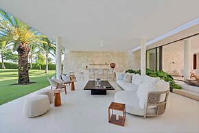 Magnificent 5BR Modern Tropical Villa With Pool