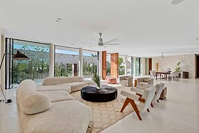 Magnificent 5BR Modern Tropical Villa With Pool