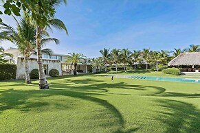 Magnificent 5BR Modern Tropical Villa With Pool
