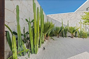 Magnificent 5BR Modern Tropical Villa With Pool