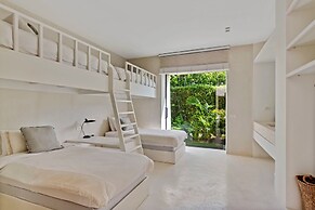 Magnificent 5BR Modern Tropical Villa With Pool