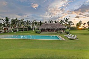 Magnificent 5BR Modern Tropical Villa With Pool