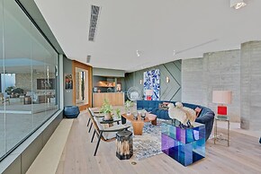 Modern 7BR Villa w Stunning Views of Golf Course