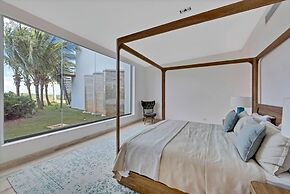 Modern 7BR Villa w Stunning Views of Golf Course