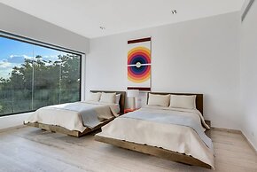 Modern 7BR Villa w Stunning Views of Golf Course