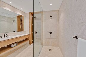 Modern 7BR Villa w Stunning Views of Golf Course