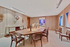 Modern 7BR Villa w Stunning Views of Golf Course