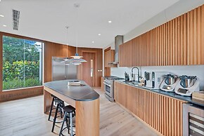 Modern 7BR Villa w Stunning Views of Golf Course