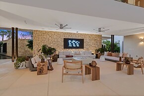 Modern 7BR Villa w Stunning Views of Golf Course