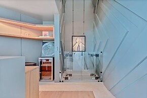 Modern 7BR Villa w Stunning Views of Golf Course