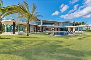 Modern 7BR Villa w Stunning Views of Golf Course