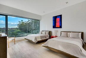 Modern 7BR Villa w Stunning Views of Golf Course