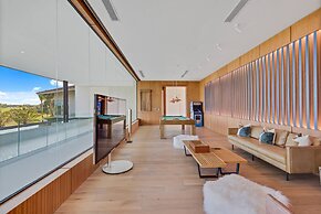 Modern 7BR Villa w Stunning Views of Golf Course