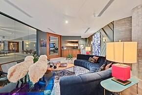 Modern 7BR Villa w Stunning Views of Golf Course