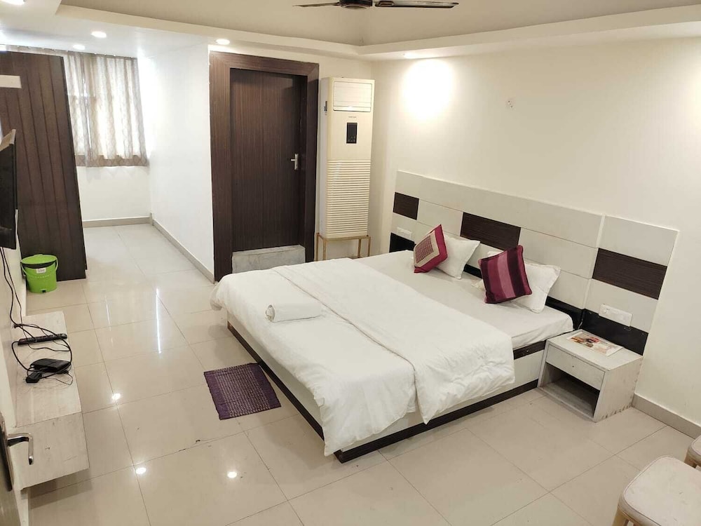 Raj Mahal Rooms & Banquet Hall