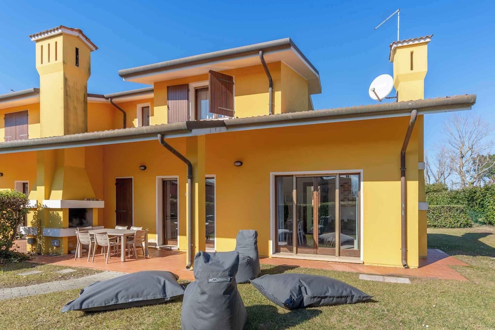 Houses and Apts. in Albarella 24882