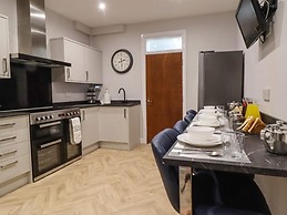 7-bed Beachside Retreat - Sleeps 14 & Pet Friendly
