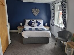 7-bed Beachside Retreat - Sleeps 14 & Pet Friendly
