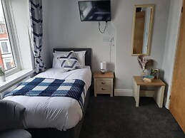 7-bed Beachside Retreat - Sleeps 14 & Pet Friendly