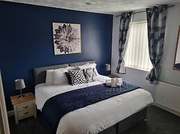 7-bed Beachside Retreat - Sleeps 14 & Pet Friendly