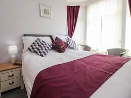 7-bed Beachside Retreat - Sleeps 14 & Pet Friendly