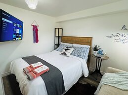 Sunrise BnB with Free Parking