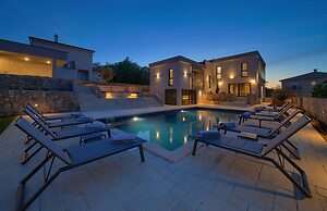 Villa Astrum With Heated Pool Jacuzzi and Sauna