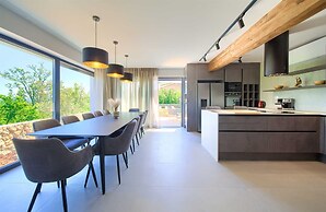 Villa Astrum With Heated Pool Jacuzzi and Sauna