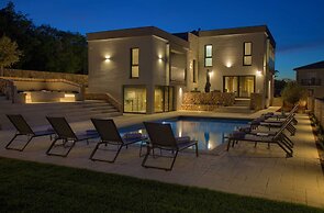 Villa Astrum With Heated Pool Jacuzzi and Sauna
