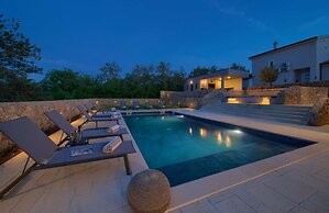 Villa Astrum With Heated Pool Jacuzzi and Sauna