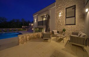 Villa Astrum With Heated Pool Jacuzzi and Sauna