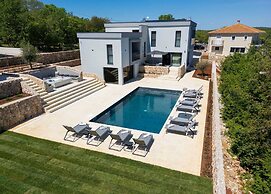 Villa Astrum With Heated Pool Jacuzzi and Sauna