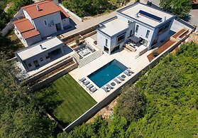 Villa Astrum With Heated Pool Jacuzzi and Sauna