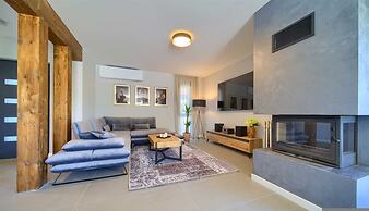 Villa Astrum With Heated Pool Jacuzzi and Sauna