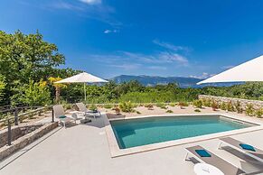 Villa Verena With Heated Pool