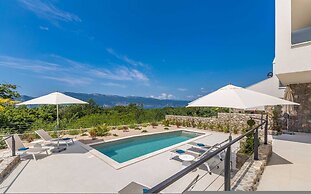 Villa Verena With Heated Pool