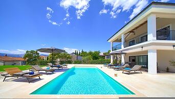 Villa Magnifica in Pinezici
