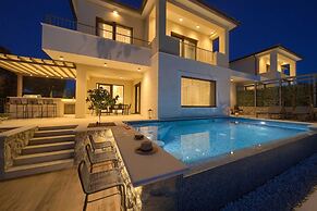 Villa Lady With Heated Pool Jacuzzi and Sauna